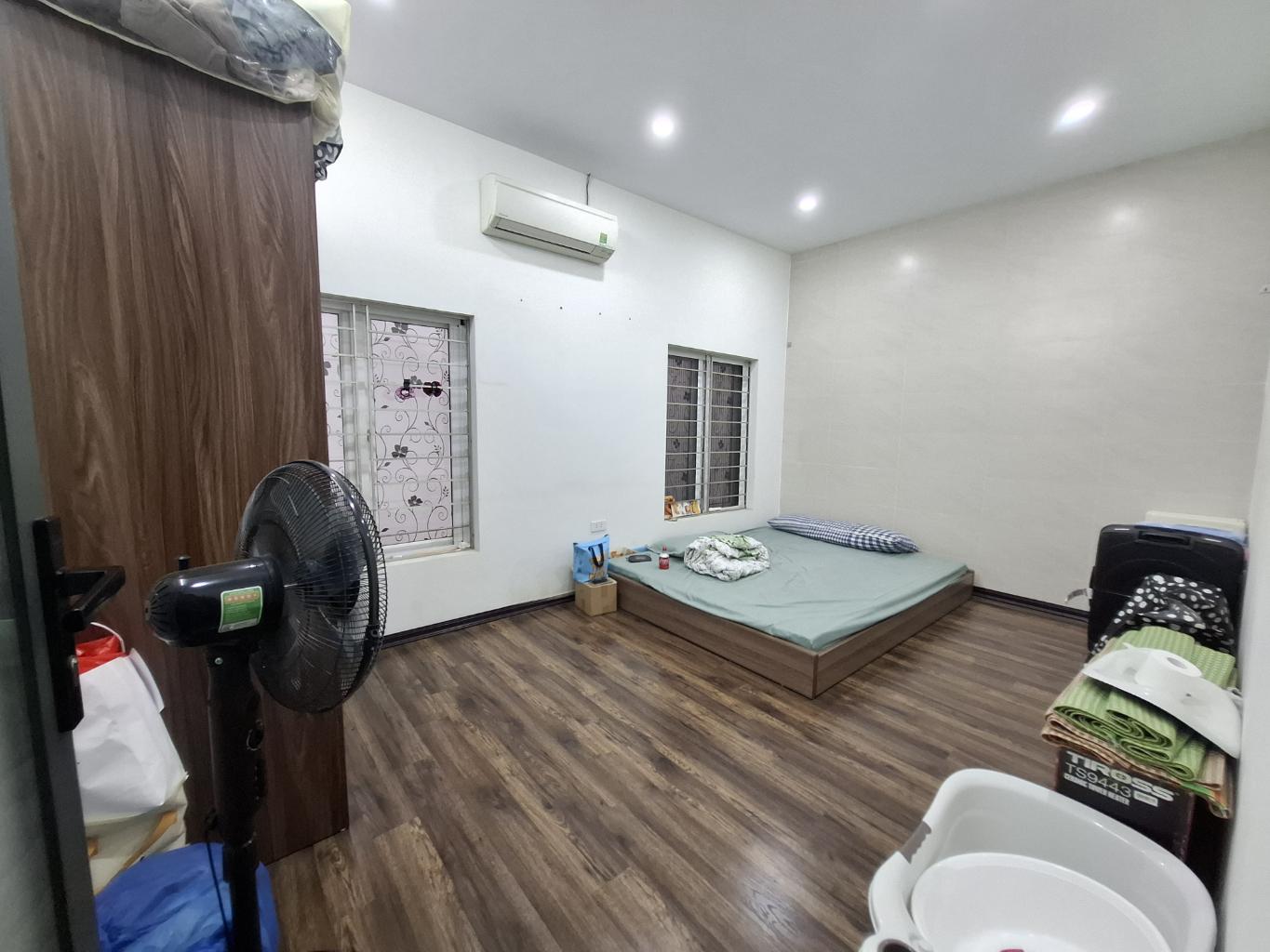 TRUNG TÂM CẦU GIẤY -KHU PHÂN LÔ – Ô TÔ TRÁNH – HAI THOÁNG TRƯỚC SAU.